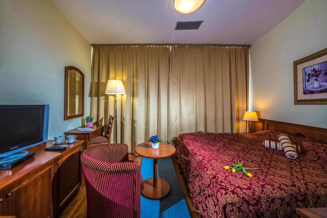 Hotel Forest Hills Zirc Esterno foto