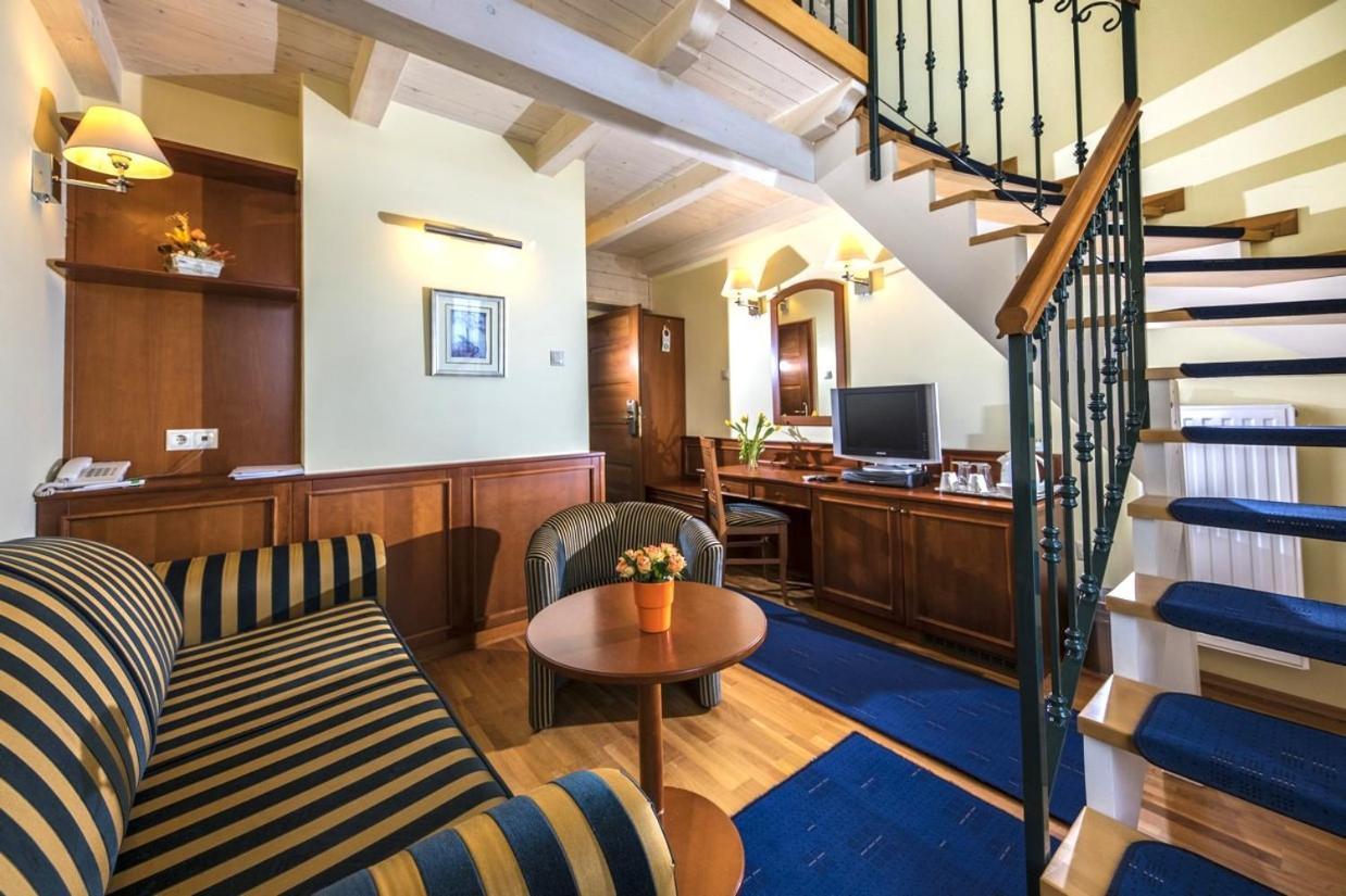 Hotel Forest Hills Zirc Esterno foto
